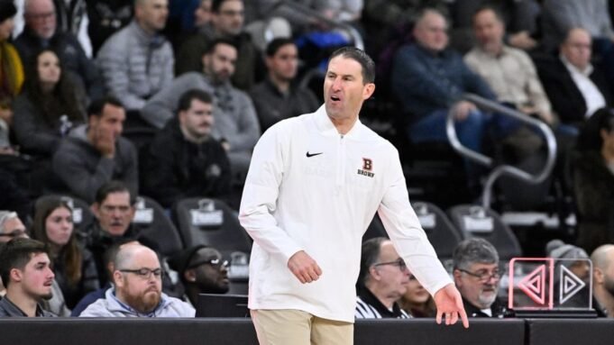 O técnico do Browns, Mike Martin, consegue um cargo de assistente em Michigan. O técnico do Browns, Mike Martin, consegue um cargo de assistente em Michigan.