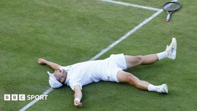 Resultados de Wimbledon 2026: Arthur Ferry retorna para vencer Zizou Burgess e manter vivas as esperanças de solteiros britânicos