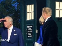 Jogos da Commonwealth: Rei Carlos III emerge da TARDIS no início dos Jogos de Glasgow 2026