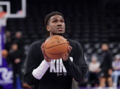 Relatório: Lakers contrata Kevin Looney, interessado em Jonathan Kaminga.