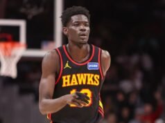Hawks F Muhammad Gaye quebra o pé durante o exercício.