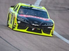 Brandon Jones supera Chase Elliott para vencer a série O’Reilly no final da temporada.