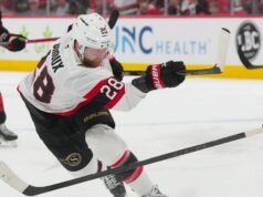 Claude Giroux assinou um contrato de um ano para retornar aos Senadores.
