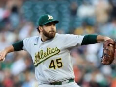 Aaron Civale, DFA RHP de A, supostamente chama o prospecto Tommy White.