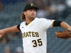 Braxton Ashcroft, do Pirates, é acusado de acabar com o ataque dos Nets.