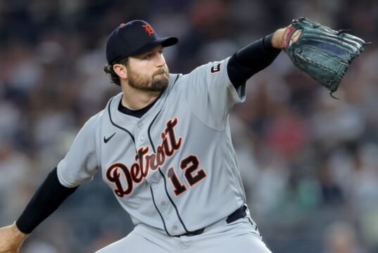 Os Hot Tigers olham para Casey Mize enquanto tentam varrer os Angels.