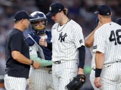 Os cambaleantes Yankees enfrentam uma série crítica com os Rays, líderes do AL East.