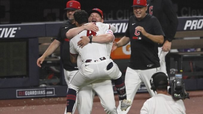 Os Guardiões realizaram heroísmo tardio em uma revanche contra os White Sox. Os Guardiões realizaram heroísmo tardio em uma revanche contra os White Sox.