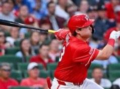 O home run de Jimmy Crooks leva os Cardinals a uma vitória atrasada pela chuva sobre os Braves.
