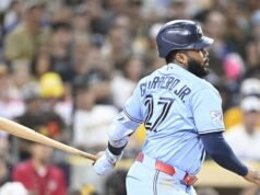 O home run de 3 corridas de Kazuma Okamoto ajuda os Blue Jays a ultrapassar os Padres.