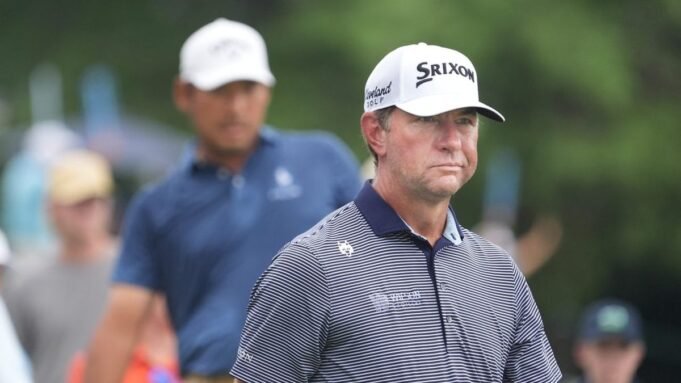 Lucas Glover mantém uma liderança estreita na ISCO. Lucas Glover mantém uma liderança estreita na ISCO.