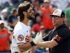 Blaise Alexander, do Orioles, quebra a mão após ser atingido por um arremesso contra o Royals.