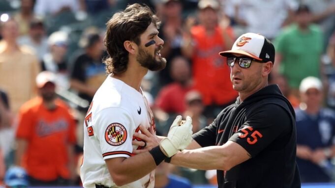 Blaise Alexander, do Orioles, quebra a mão após ser atingido por um arremesso contra o Royals.
