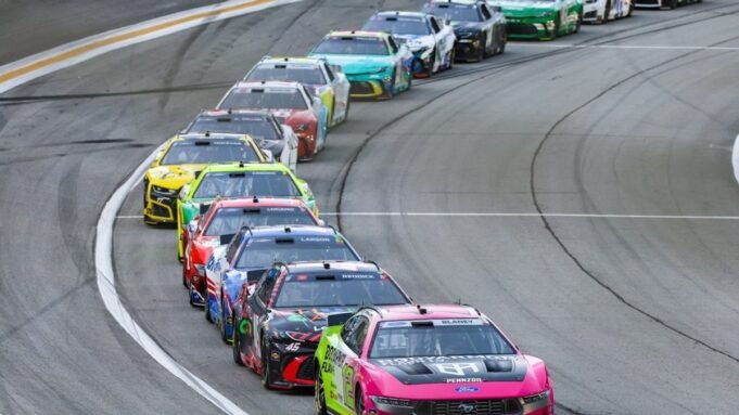 Ryan Blaney escapa de uma corrida chuvosa na Geórgia com uma vitória no OT. Ryan Blaney escapa de uma corrida chuvosa na Geórgia com uma vitória no OT.