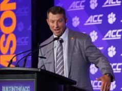 ACC NOTEBOOK: Dabo Swinney confia nas opções de QB de Clemson.