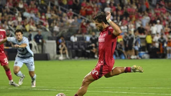O PK tardio de Eduard Löwen valeu ao St. Louis City uma vitória sobre o Sporting KC. O PK tardio de Eduard Löwen valeu ao St. Louis City uma vitória sobre o Sporting KC.