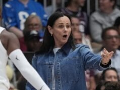 O técnico do Toronto, Sandy Brundello, suspendeu 1 jogo por causa dos comentários de Angel Reese.