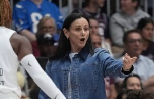 O técnico do Toronto, Sandy Brundello, suspendeu 1 jogo por causa dos comentários de Angel Reese.