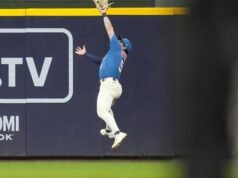 Os Brewers tentam fazer outra posição defensiva contra os Marlins