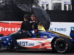 A corrida da IndyCar Series em Nashville foi adiada para segunda-feira.