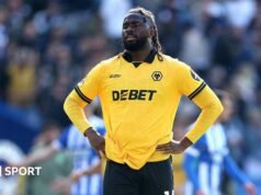 Lobos: O atacante Tolu Arokoda é forçado a cancelar o treino.