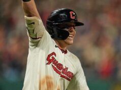O australiano Bazana acerta um home run de 2 corridas para vencer a MLB