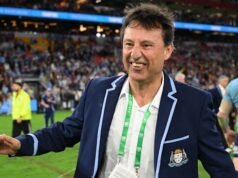Programa de rádio eufórico e bebendo café da manhã de Laurie Daley