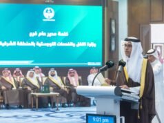 O Emir de Al Sharqiya dá as boas-vindas aos funcionários do Ministério dos Transportes e compreende os seus esforços na implementação e manutenção das estradas.