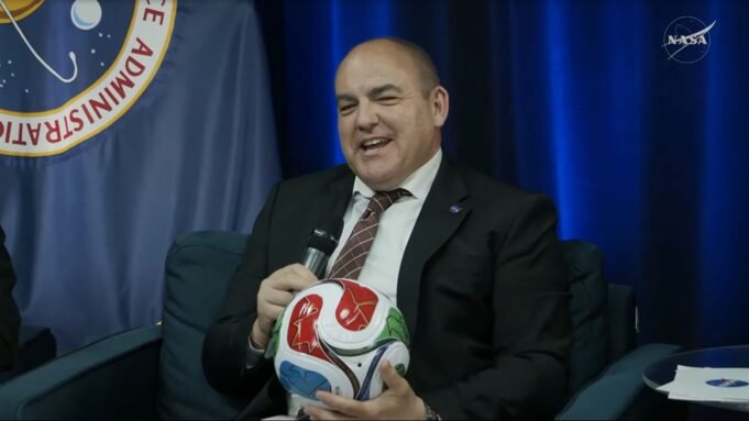 Se a América vencer a Copa do Mundo, a NASA enviará uma bola de futebol para a lua