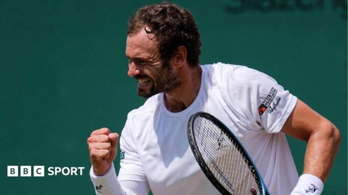 Resultados de Wimbledon 2026: Os qualificados Roman Cefalin e Shintaro Mochizuki venceram João Fonseca e Rafael Joder. Resultados de Wimbledon 2026: Os qualificados Roman Cefalin e Shintaro Mochizuki venceram João Fonseca e Rafael Joder.