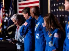 Trump presenteou os astronautas da Artemis com uma bandeira do Capitólio dos EUA para serem plantadas na lua