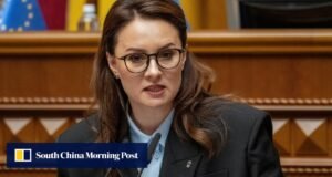 O primeiro-ministro da Ucrânia renunciou quando Zelensky anunciou uma remodelação governamental.