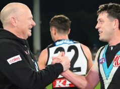 Ken Hinkley voou para Hobart para uma entrevista para o cargo de treinador do Tasmania Devils