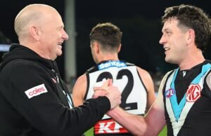 Ken Hinkley voou para Hobart para uma entrevista para o cargo de treinador do Tasmania Devils