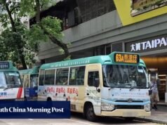 Uma mulher de 50 anos foi presa sob suspeita de assassinato após uma briga para parar um microônibus em Hong Kong.