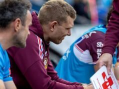 Manly recebe um impulso Turbo enquanto a dupla de Tigres se dirige aos árbitros