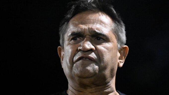 Nicky Winmar perdeu o status de Hall da Fama do Futebol Australiano depois de ser condenado por agressão. Nicky Winmar perdeu o status de Hall da Fama do Futebol Australiano depois de ser condenado por agressão.