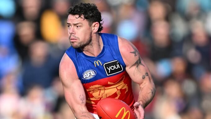 Ross Lyon janta com Lachie Neale do Brisbane Lions e Josh Fraser como treinador no Carlton Ross Lyon janta com Lachie Neale do Brisbane Lions e Josh Fraser como treinador no Carlton