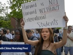 A China sinalizou retaliação depois que os EUA endureceram as regras de visto para estudantes e jornalistas.