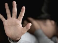 Brutal: Ele atacou a filha de 7 anos jogando água quente