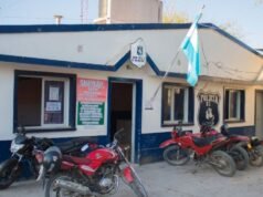 Um homem foi preso por roubar um veículo em El Carmen depois de espancar vizinhos