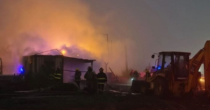 Um incêndio devastador em uma fábrica de Grand Bourg deixou um morto