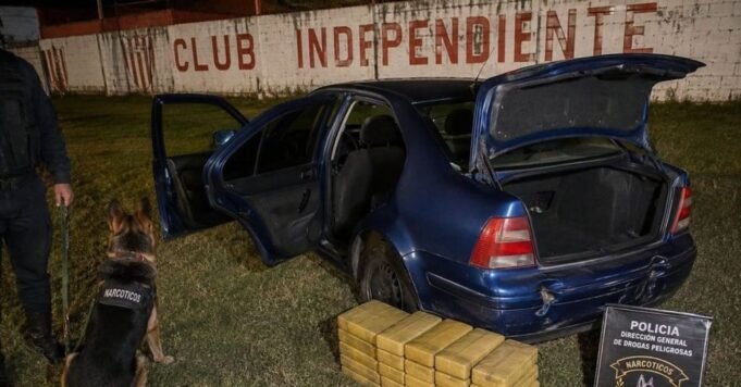Descobriram 27 quilos de cocaína em um veículo abandonado em Hipólito Yriguin. Descobriram 27 quilos de cocaína em um veículo abandonado em Hipólito Yriguin.