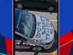 Uma mulher revela as infidelidades do marido com uma mensagem viral em seu carro