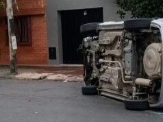 Preocupado em capotar o carro no centro da cidade metropolitana de Salta