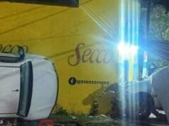Um acidente de carro causou danos significativos em Campo Quijano