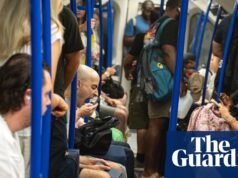 ‘Como uma sauna’: viajantes do metrô de Londres superaquecem em temperaturas superiores aos limites legais para gado | Metrô de Londres