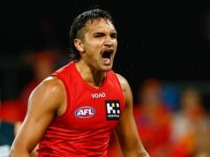 ‘Lesão’ de Geelong Cats enquanto a estrela Max Holmes é enviada para uma cirurgia no tornozelo; Damien Hardwick fala sobre Mac Andrew e Jamarra Ugle-Hagan do Gold Coast Suns em vídeo de banheiro para deficientes