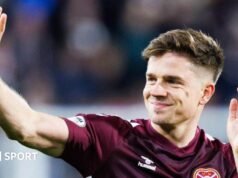 Cammy Devlin: Rangers contratou o meio-campista após sua saída do Hearts