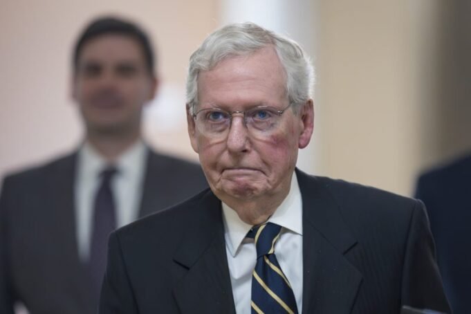 O senador Mitch McConnell emite a primeira declaração desde que foi hospitalizado.